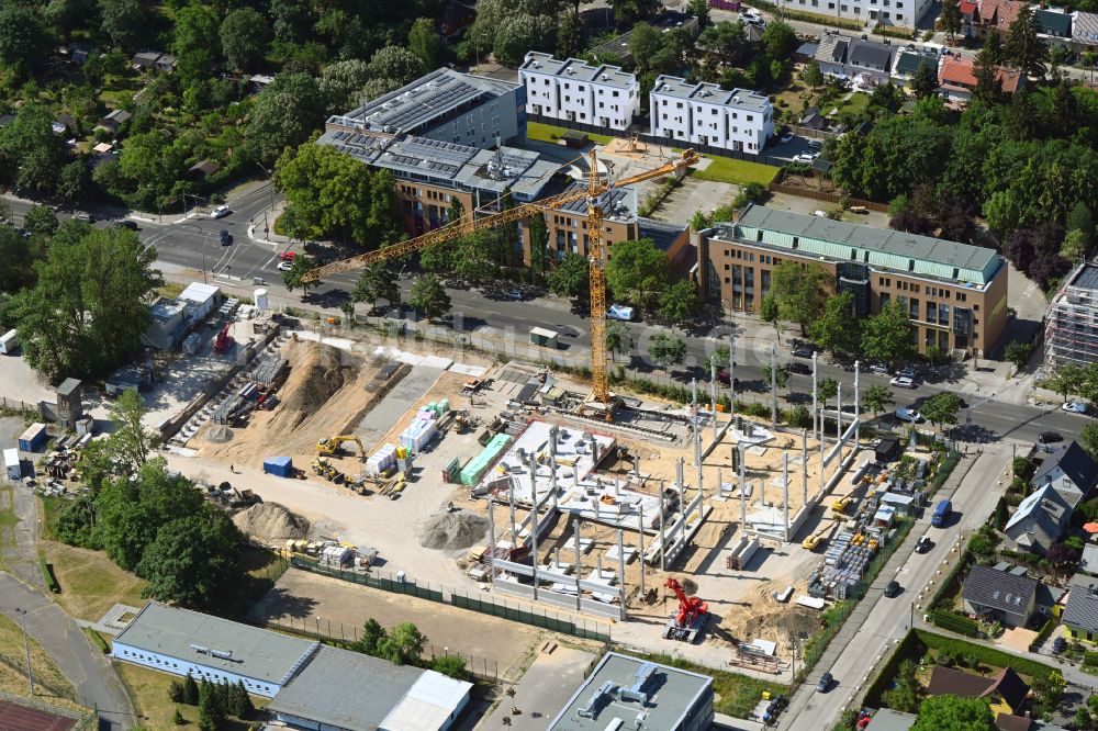Luftbild Berlin - Baustelle zum Neubau des Schulgebäudes an der Rennbahnstraße in Berlin, Deutschland