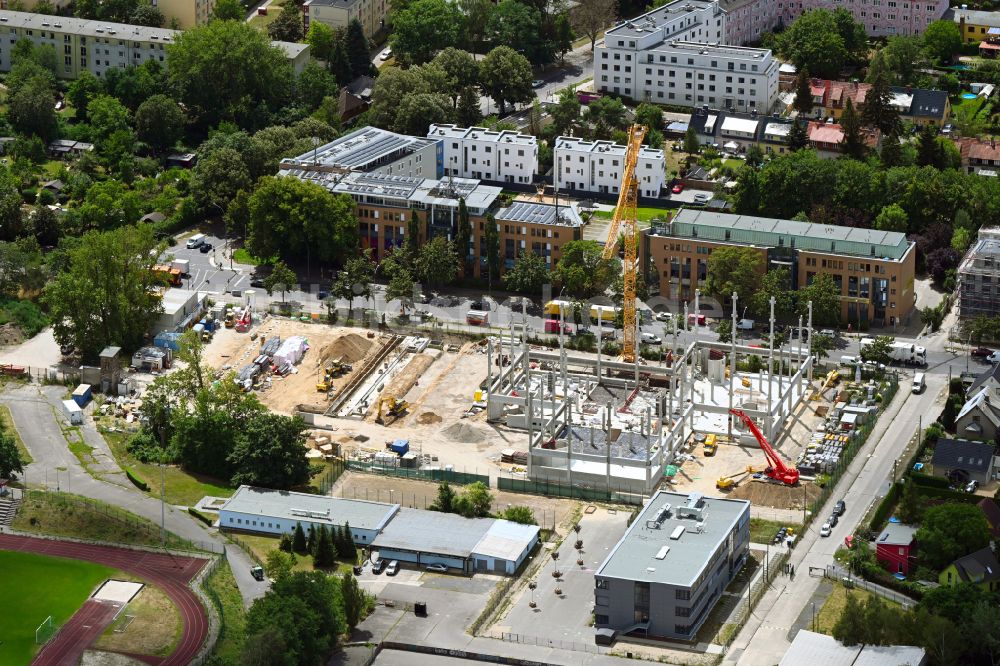 Berlin aus der Vogelperspektive: Baustelle zum Neubau des Schulgebäudes an der Rennbahnstraße in Berlin, Deutschland