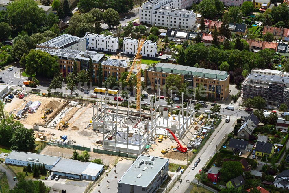 Luftbild Berlin - Baustelle zum Neubau des Schulgebäudes an der Rennbahnstraße in Berlin, Deutschland