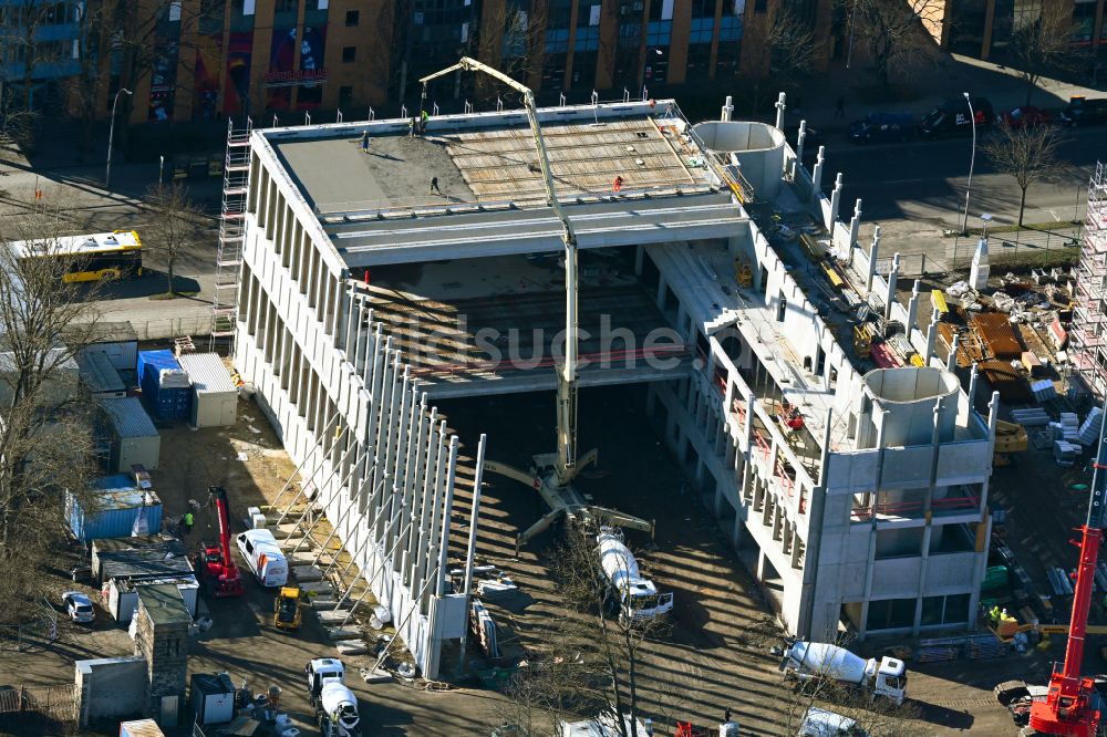 Luftaufnahme Berlin - Baustelle zum Neubau des Schulgebäudes an der Rennbahnstraße in Berlin, Deutschland