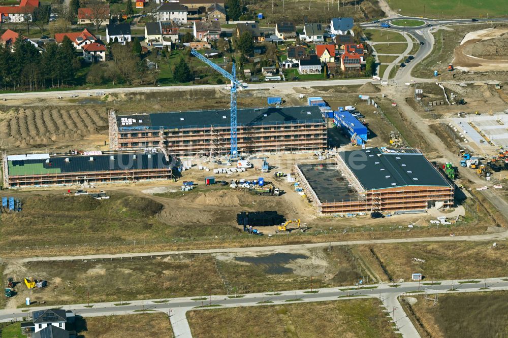 Luftaufnahme Neuenhagen - Baustelle zum Neubau des Schulgebäudes Schulcampus Gruscheweg in Neuenhagen im Bundesland Brandenburg, Deutschland