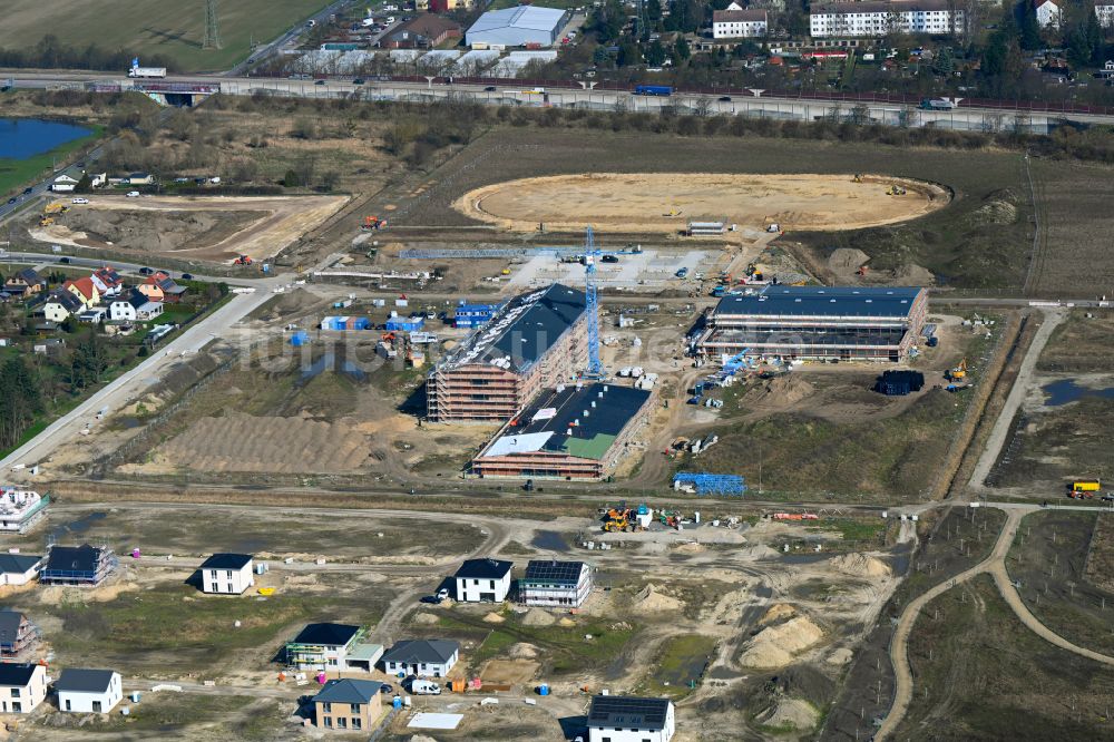 Neuenhagen von oben - Baustelle zum Neubau des Schulgebäudes Schulcampus Gruscheweg in Neuenhagen im Bundesland Brandenburg, Deutschland