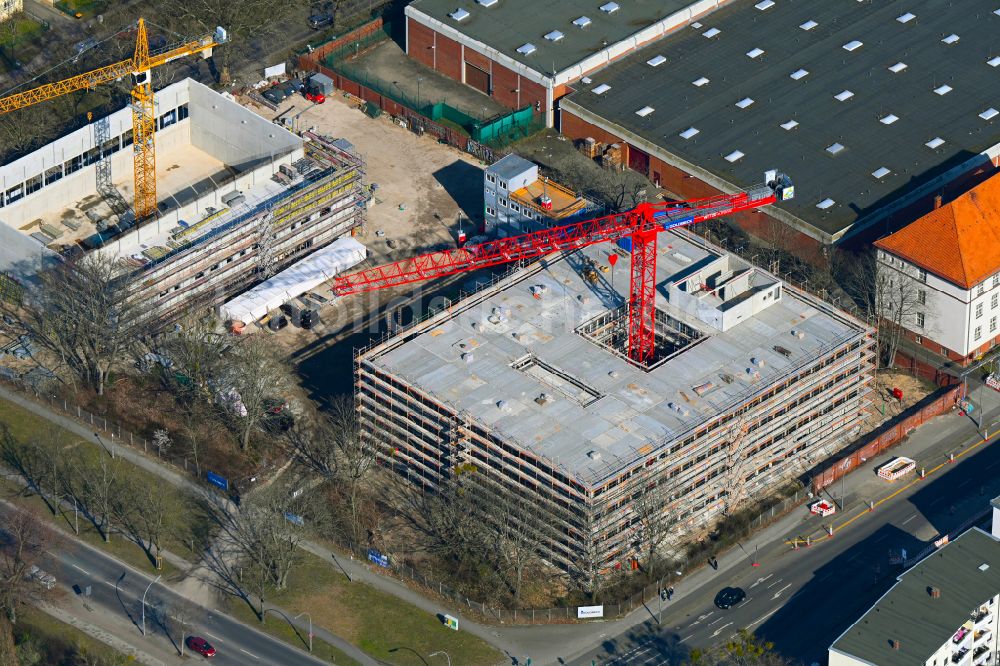 Luftaufnahme Berlin - Baustelle zum Neubau des Schulgebäudes 32. Schule (Grundschule) im Ortsteil Spandau in Berlin, Deutschland