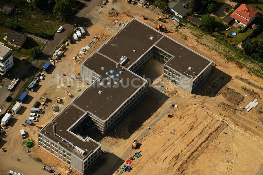 Berlin aus der Vogelperspektive: Baustelle zum Neubau des Schulgebäudes An der Schule im Ortsteil Mahlsdorf in Berlin, Deutschland