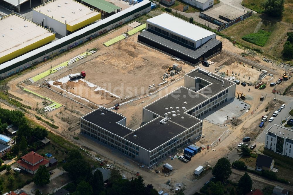 Luftaufnahme Berlin - Baustelle zum Neubau des Schulgebäudes An der Schule im Ortsteil Mahlsdorf in Berlin, Deutschland