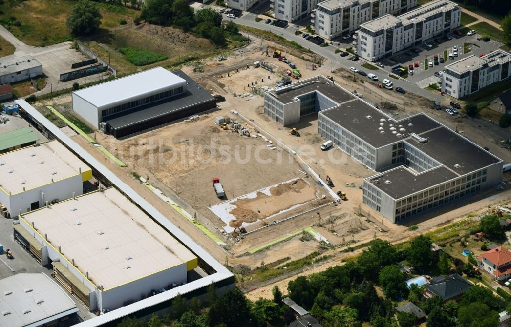 Luftbild Berlin - Baustelle zum Neubau des Schulgebäudes An der Schule im Ortsteil Mahlsdorf in Berlin, Deutschland