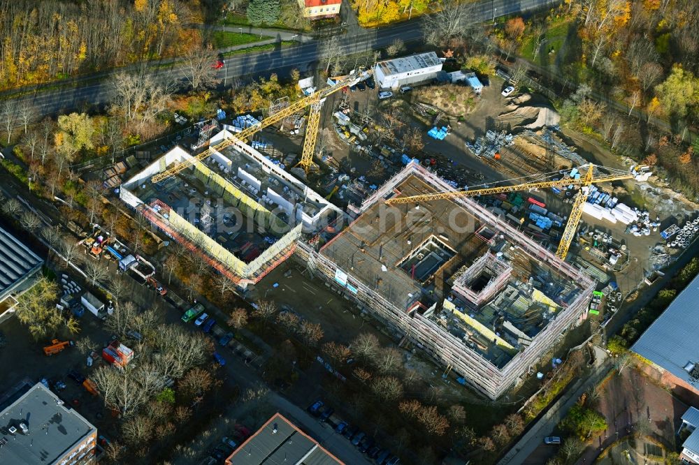Luftbild Berlin - Baustelle zum Neubau des Schulgebäudes Sekundarschule Wartiner Straße im Ortsteil Neu-Hohenschönhausen in Berlin, Deutschland