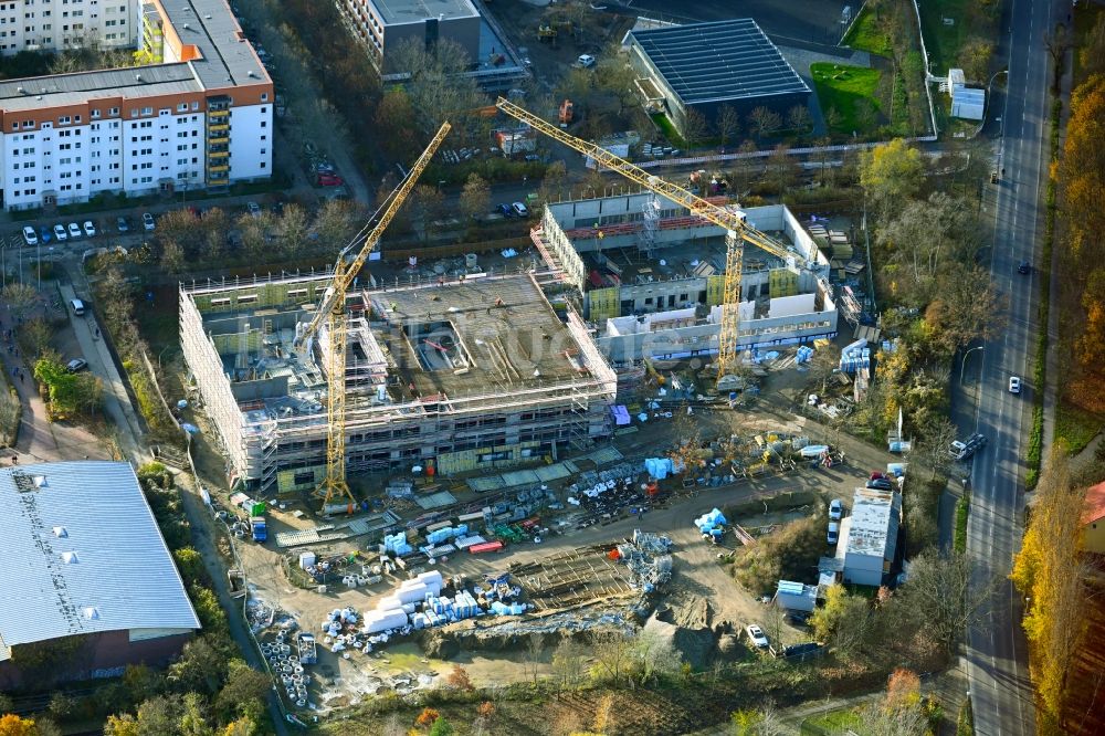 Berlin von oben - Baustelle zum Neubau des Schulgebäudes Sekundarschule Wartiner Straße im Ortsteil Neu-Hohenschönhausen in Berlin, Deutschland
