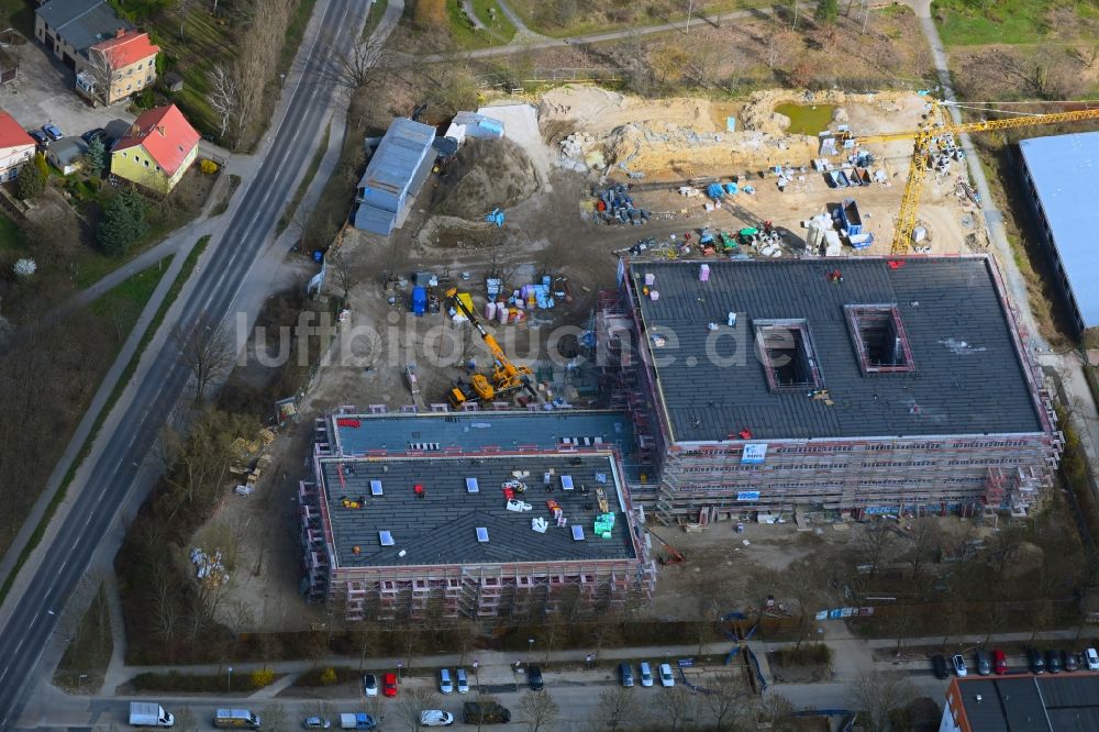 Luftaufnahme Berlin - Baustelle zum Neubau des Schulgebäudes Sekundarschule Wartiner Straße im Ortsteil Neu-Hohenschönhausen in Berlin, Deutschland