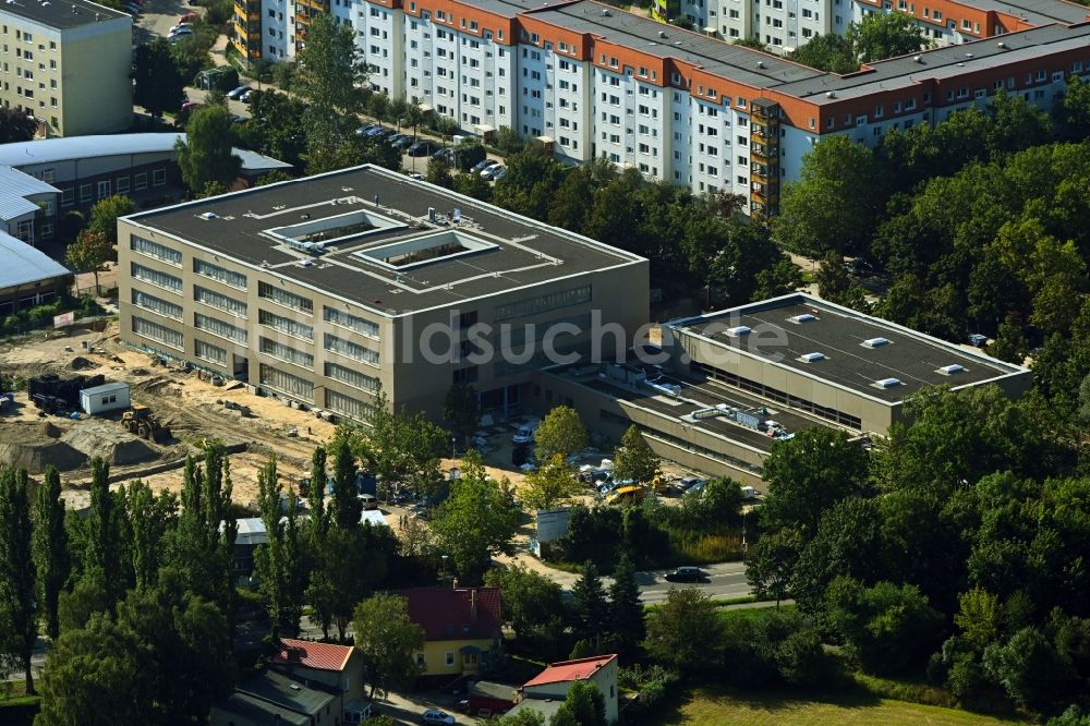 Luftbild Berlin - Baustelle zum Neubau des Schulgebäudes Sekundarschule Wartiner Straße im Ortsteil Neu-Hohenschönhausen in Berlin, Deutschland