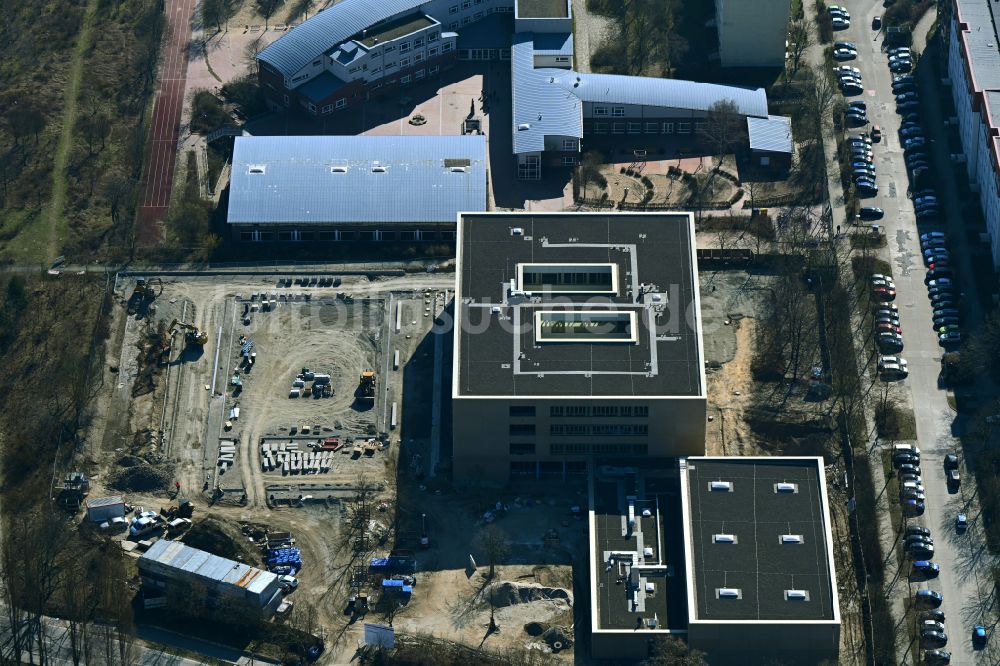 Luftaufnahme Berlin - Baustelle zum Neubau des Schulgebäudes Sekundarschule Wartiner Straße im Ortsteil Neu-Hohenschönhausen in Berlin, Deutschland