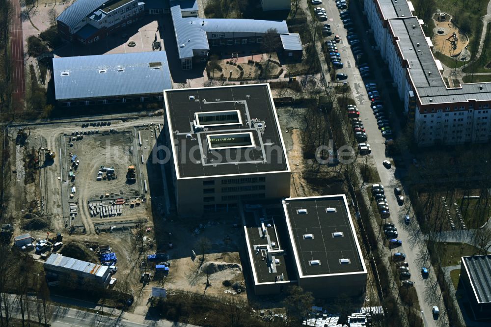 Berlin von oben - Baustelle zum Neubau des Schulgebäudes Sekundarschule Wartiner Straße im Ortsteil Neu-Hohenschönhausen in Berlin, Deutschland