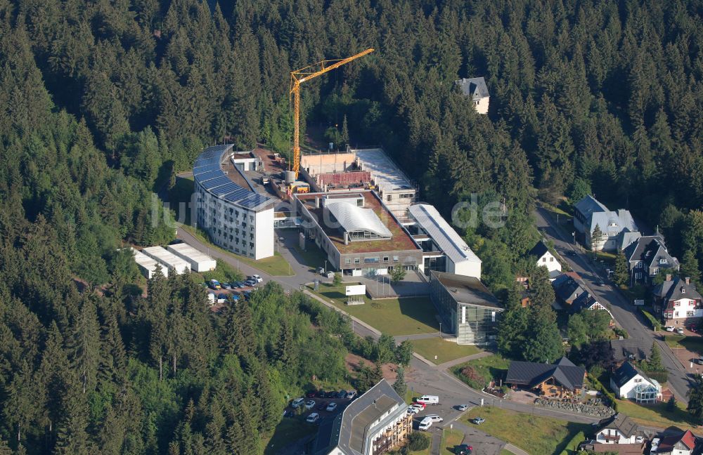 Luftaufnahme Oberhof - Baustelle zum Neubau des Schulgebäudes Staatliches Sportgymnasium in Oberhof im Bundesland Thüringen, Deutschland