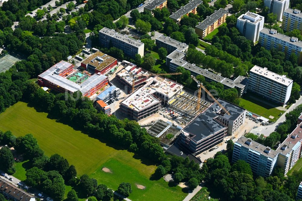 Luftaufnahme München - Baustelle zum Neubau des Schulgebäudes am Strehleranger in München im Bundesland Bayern, Deutschland