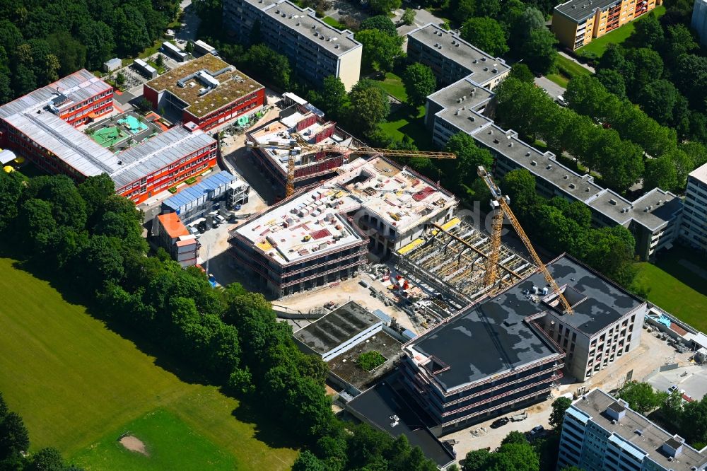 München von oben - Baustelle zum Neubau des Schulgebäudes am Strehleranger in München im Bundesland Bayern, Deutschland