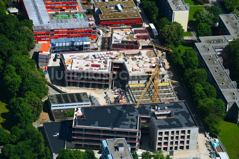 München aus der Vogelperspektive: Baustelle zum Neubau des Schulgebäudes am Strehleranger in München im Bundesland Bayern, Deutschland
