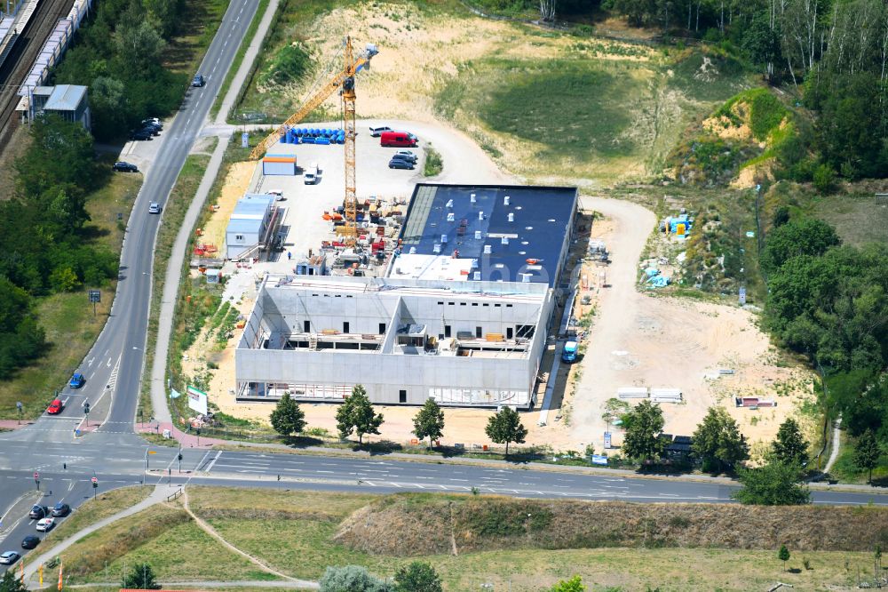 Falkensee von oben - Baustelle zum Neubau der Schwimmhalle in Falkensee im Bundesland Brandenburg, Deutschland