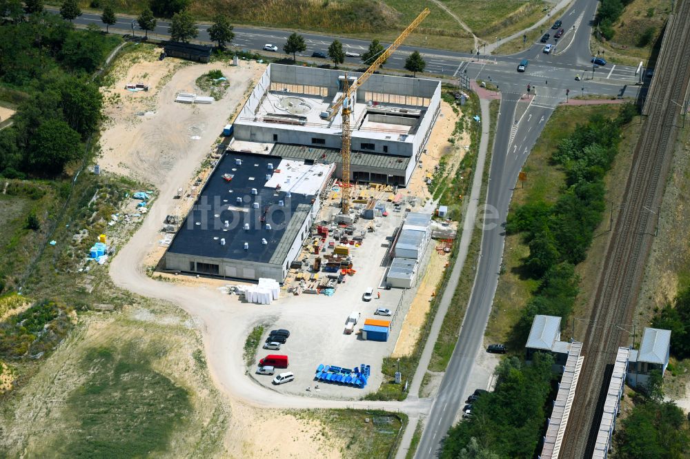 Luftaufnahme Falkensee - Baustelle zum Neubau der Schwimmhalle in Falkensee im Bundesland Brandenburg, Deutschland