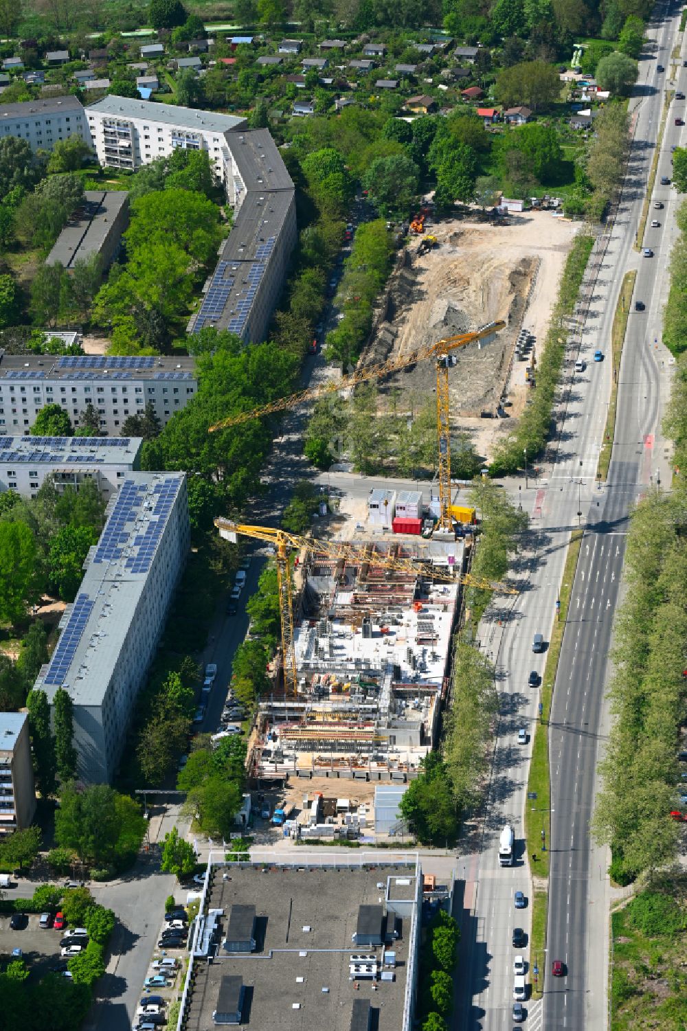 Luftbild Berlin - Baustelle zum Neubau eines Seniorenzentrums im Ortsteil Hellersdorf in Berlin, Deutschland