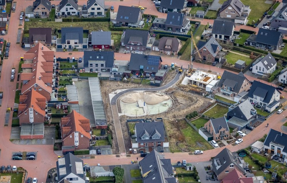 Luftbild Bottrop - Baustelle zum Neubau eines Spielplatzes an der Hellenstraße und Theo-Kleppe-Weg im Ortsteil Kirchhellen in Bottrop im Bundesland Nordrhein-Westfalen, Deutschland