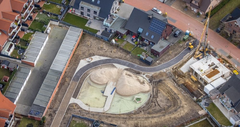 Luftaufnahme Bottrop - Baustelle zum Neubau eines Spielplatzes an der Hellenstraße und Theo-Kleppe-Weg im Ortsteil Kirchhellen in Bottrop im Bundesland Nordrhein-Westfalen, Deutschland