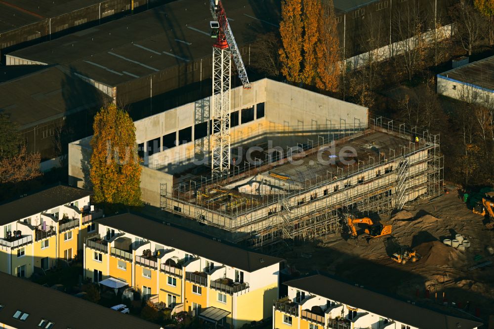 Luftaufnahme Berlin - Baustelle zum Neubau der Sporthalle Agnethastraße - Björnweg im Ortsteil Hohenschönhausen in Berlin, Deutschland