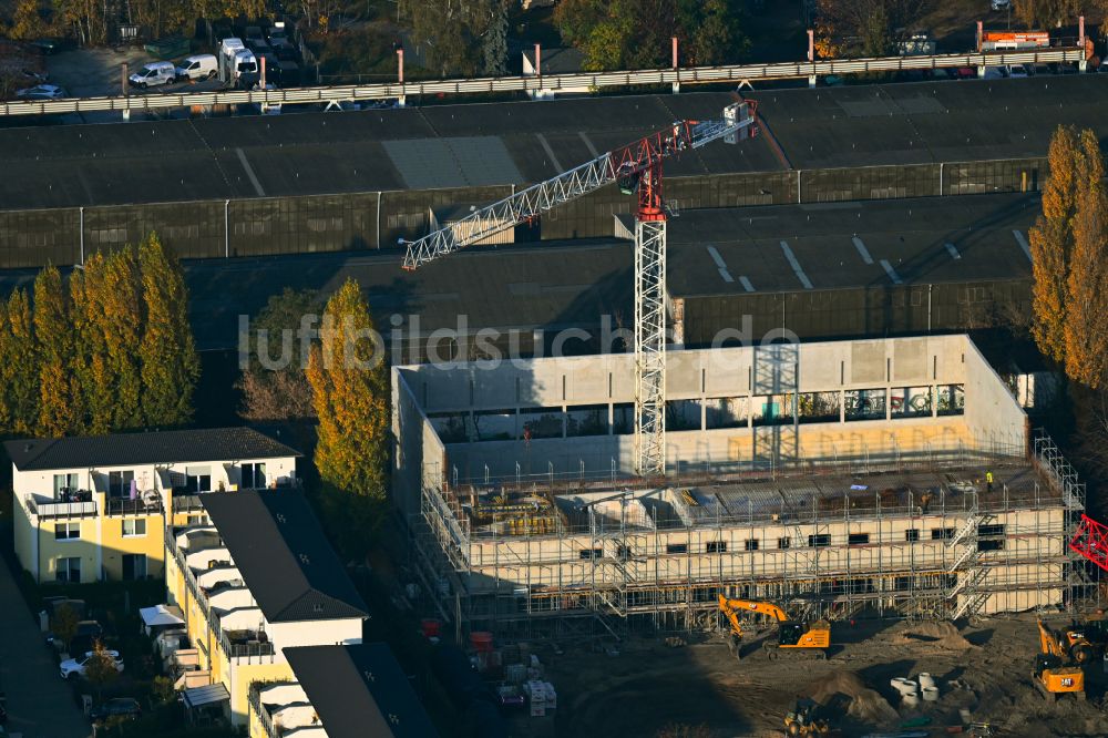 Luftbild Berlin - Baustelle zum Neubau der Sporthalle Agnethastraße - Björnweg im Ortsteil Hohenschönhausen in Berlin, Deutschland
