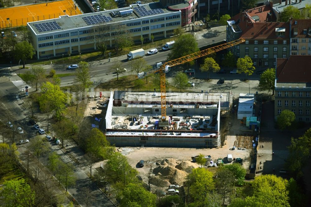 Luftaufnahme Berlin - Baustelle zum Neubau der Sporthalle am Lily-Braun-Gymnasium im Ortsteil Spandau in Berlin, Deutschland