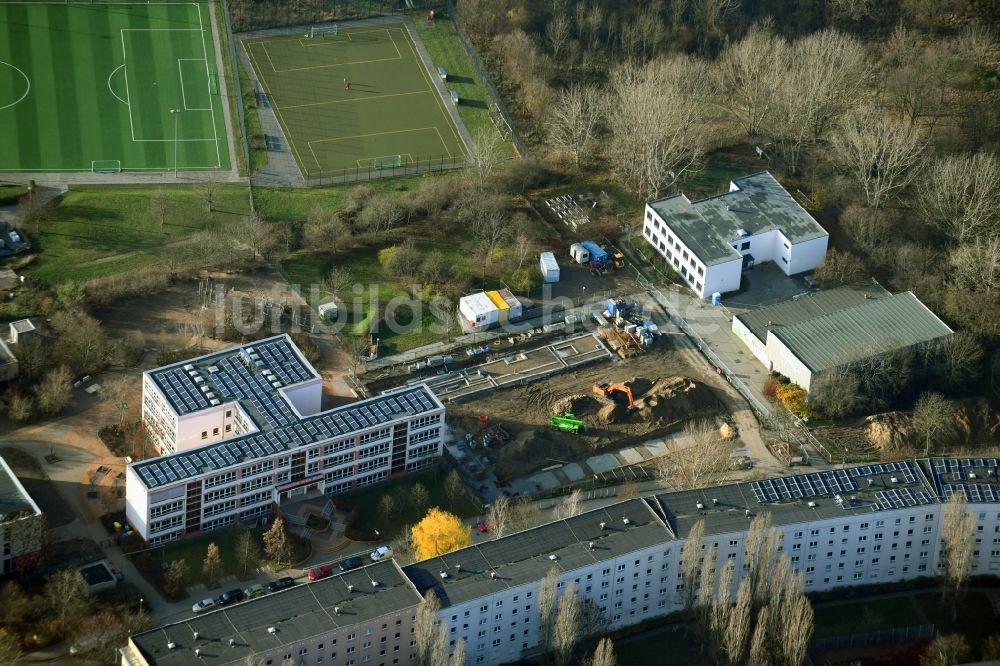Luftbild Berlin - Baustelle zum Neubau der Sporthalle am Teterower Ring im Ortsteil Hellersdorf in Berlin, Deutschland