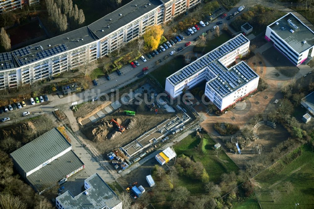 Luftaufnahme Berlin - Baustelle zum Neubau der Sporthalle am Teterower Ring im Ortsteil Hellersdorf in Berlin, Deutschland
