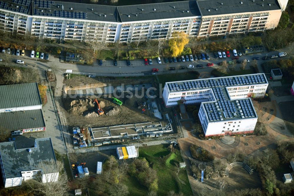 Berlin von oben - Baustelle zum Neubau der Sporthalle am Teterower Ring im Ortsteil Hellersdorf in Berlin, Deutschland