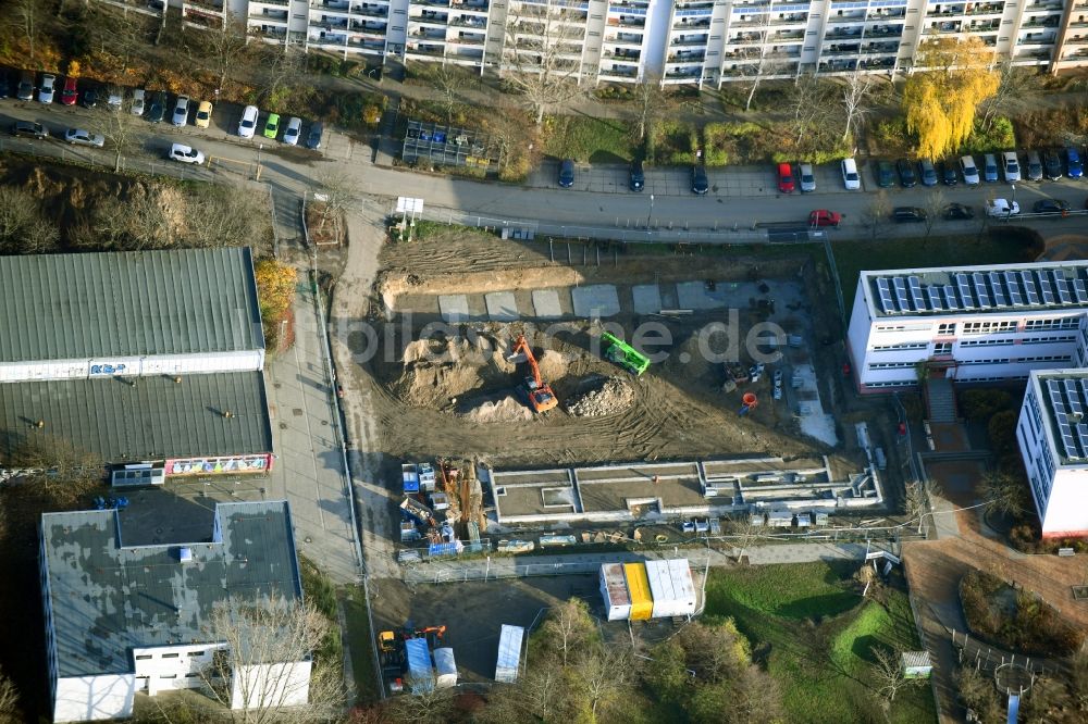 Berlin aus der Vogelperspektive: Baustelle zum Neubau der Sporthalle am Teterower Ring im Ortsteil Hellersdorf in Berlin, Deutschland