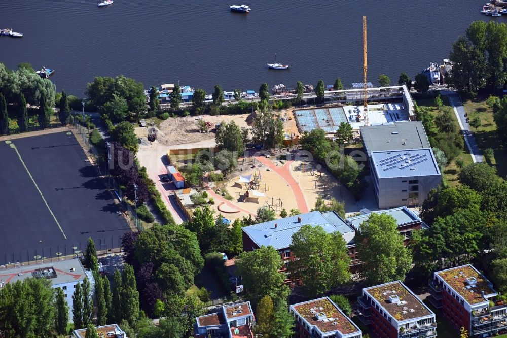 Luftbild Berlin - Baustelle zum Neubau der Sporthalle für die Thalia Grundschule in Berlin, Deutschland