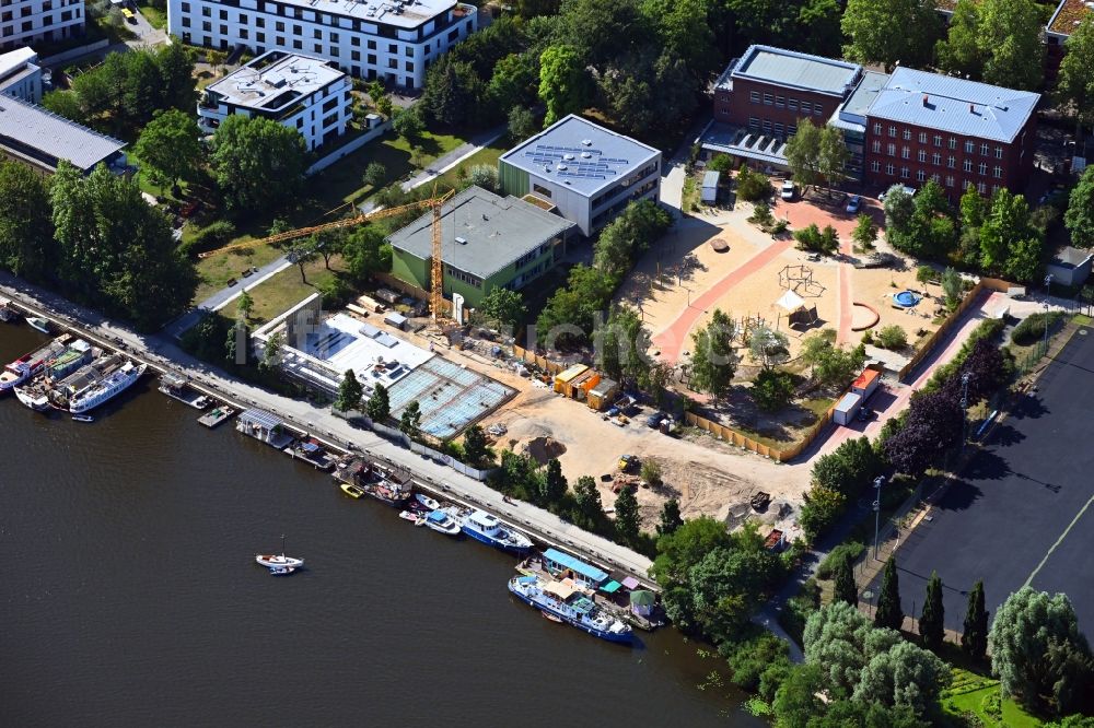 Luftaufnahme Berlin - Baustelle zum Neubau der Sporthalle für die Thalia Grundschule in Berlin, Deutschland