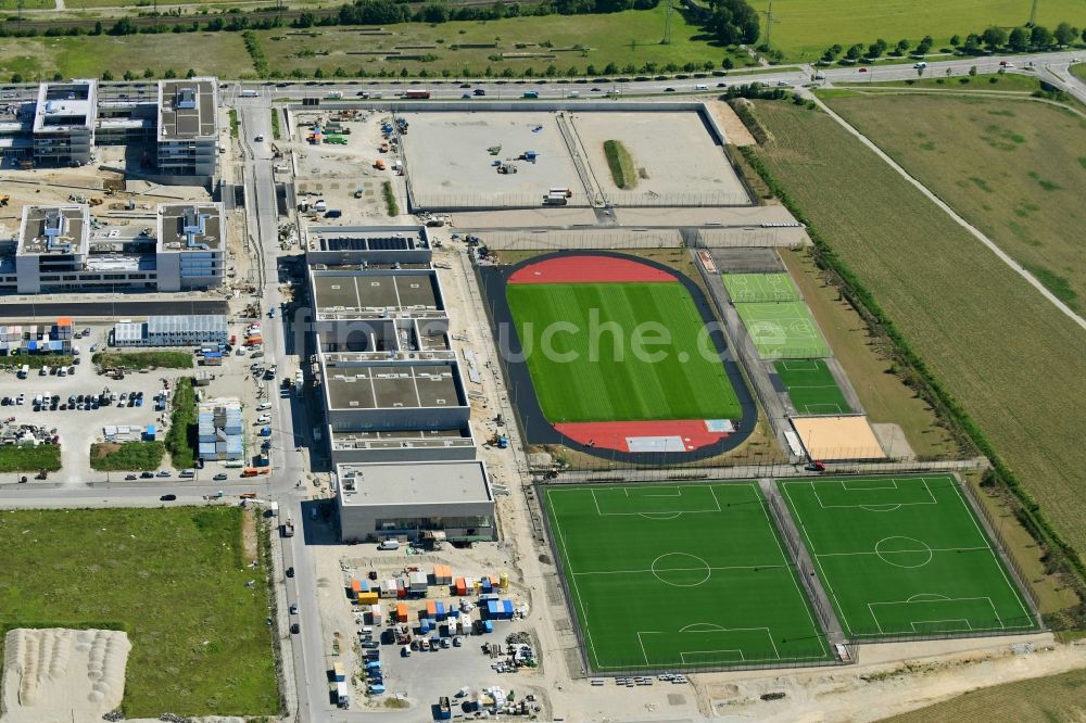 München von oben - Baustelle zum Neubau eines Sportpark mit Sportplätzen und Sporthallen in München im Bundesland Bayern, Deutschland