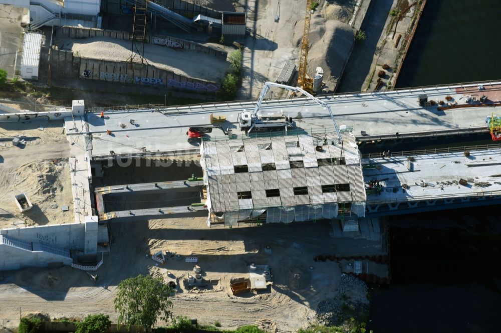 Berlin aus der Vogelperspektive: Baustelle zum Neubau der Spreebrücke im Zuge der Süd-Ost-Verbindung (SOV) in Berlin Schöneweide