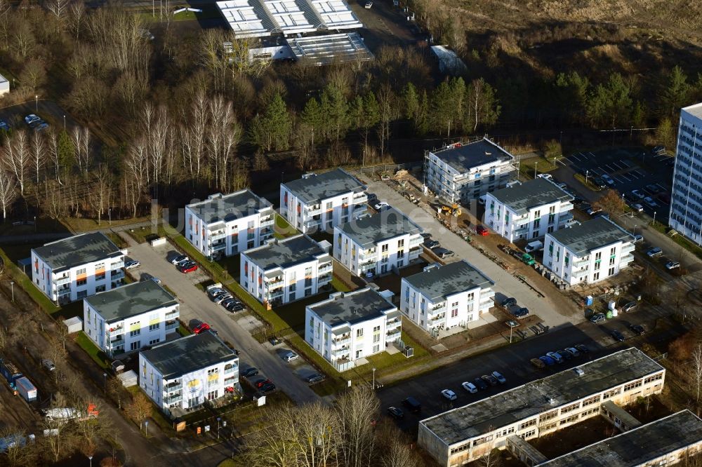 Luftaufnahme Schwerin - Baustelle zum Neubau eines Stadtvilla - Wohnhaus- Siedlung in Schwerin im Bundesland Mecklenburg-Vorpommern, Deutschland