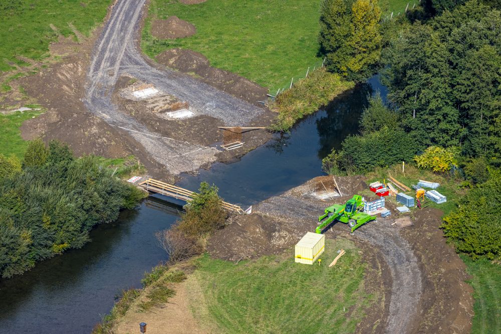 Luftbild Bestwig - Baustelle zum Neubau des Straßen- Brückenbauwerk über den Fluss Ruhr in Bestwig im Bundesland Nordrhein-Westfalen, Deutschland
