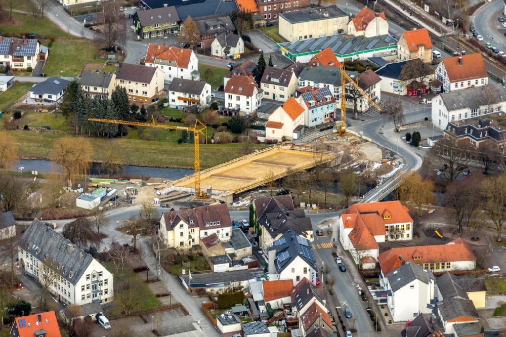 Marsberg von oben - Baustelle zum Neubau des Straßen- Brückenbauwerk Diemelbrücke an der Lillersstraße in Marsberg im Bundesland Nordrhein-Westfalen, Deutschland