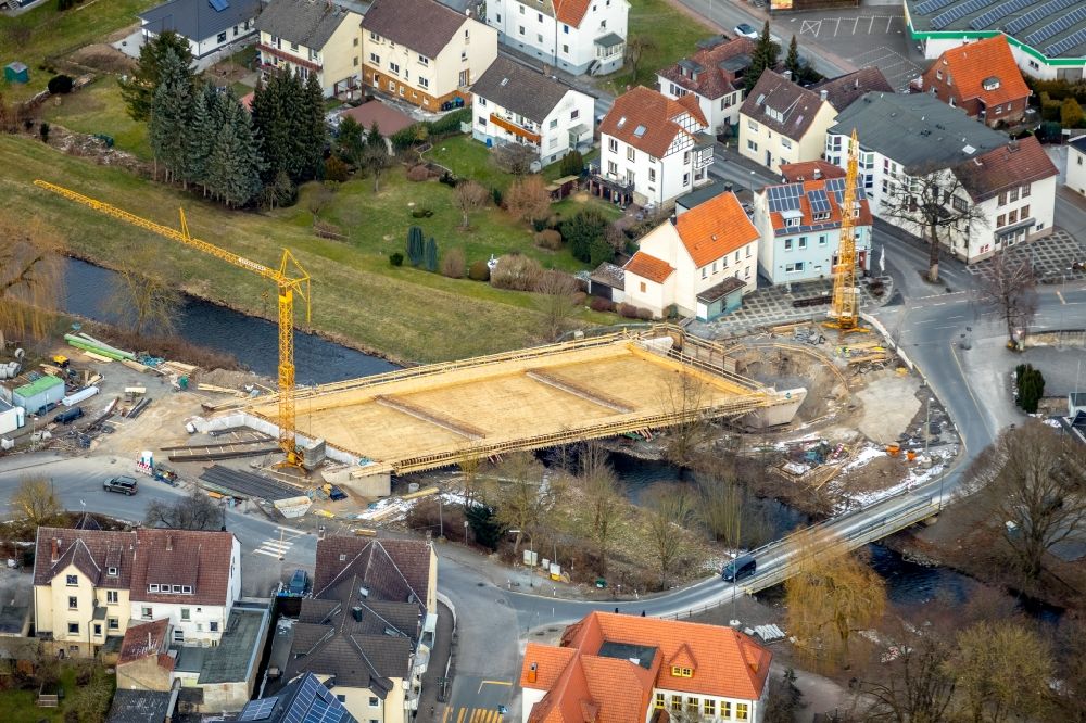 Marsberg aus der Vogelperspektive: Baustelle zum Neubau des Straßen- Brückenbauwerk Diemelbrücke an der Lillersstraße in Marsberg im Bundesland Nordrhein-Westfalen, Deutschland