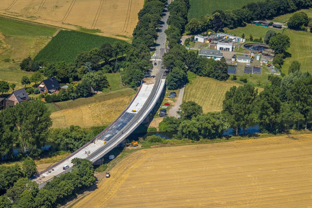 Luftbild Krudenburg - Baustelle zum Neubau des Straßen- Brückenbauwerk Dinslakener Straße über die Lippe in Krudenburg im Bundesland Nordrhein-Westfalen, Deutschland