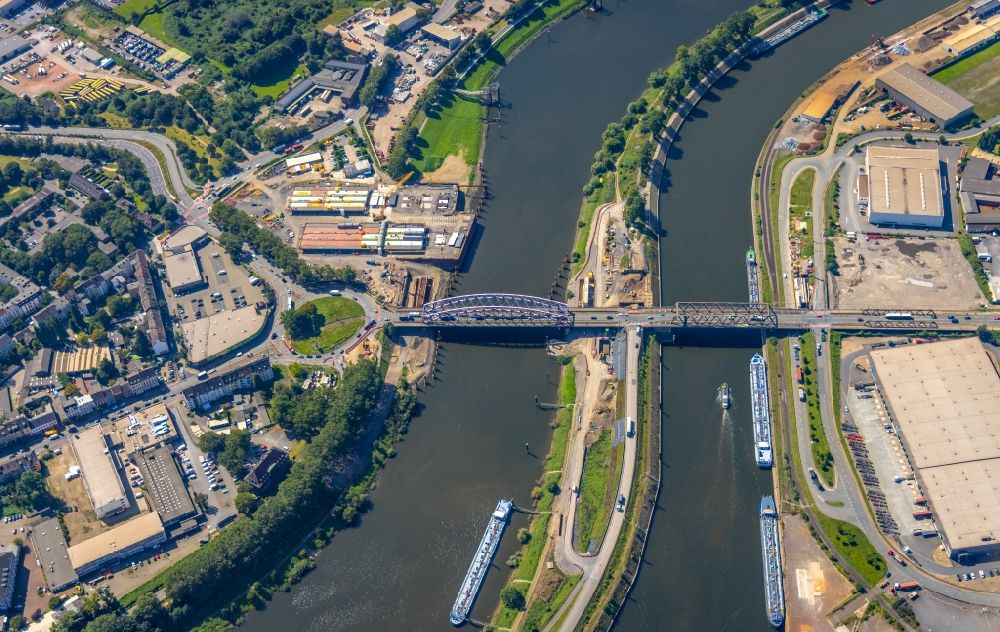 Luftaufnahme Duisburg - Baustelle zum Neubau des Straßen- Brückenbauwerk Karl-Lehr-Brücke über den Flussverlauf der Ruhr Am Bört in Duisburg im Bundesland Nordrhein-Westfalen, Deutschland