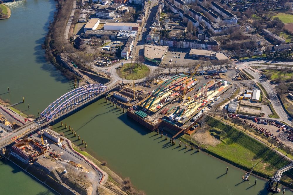 Luftbild Duisburg - Baustelle zum Neubau des Straßen- Brückenbauwerk Karl-Lehr-Brücke über den Flussverlauf der Ruhr Am Bört in Duisburg im Bundesland Nordrhein-Westfalen, Deutschland