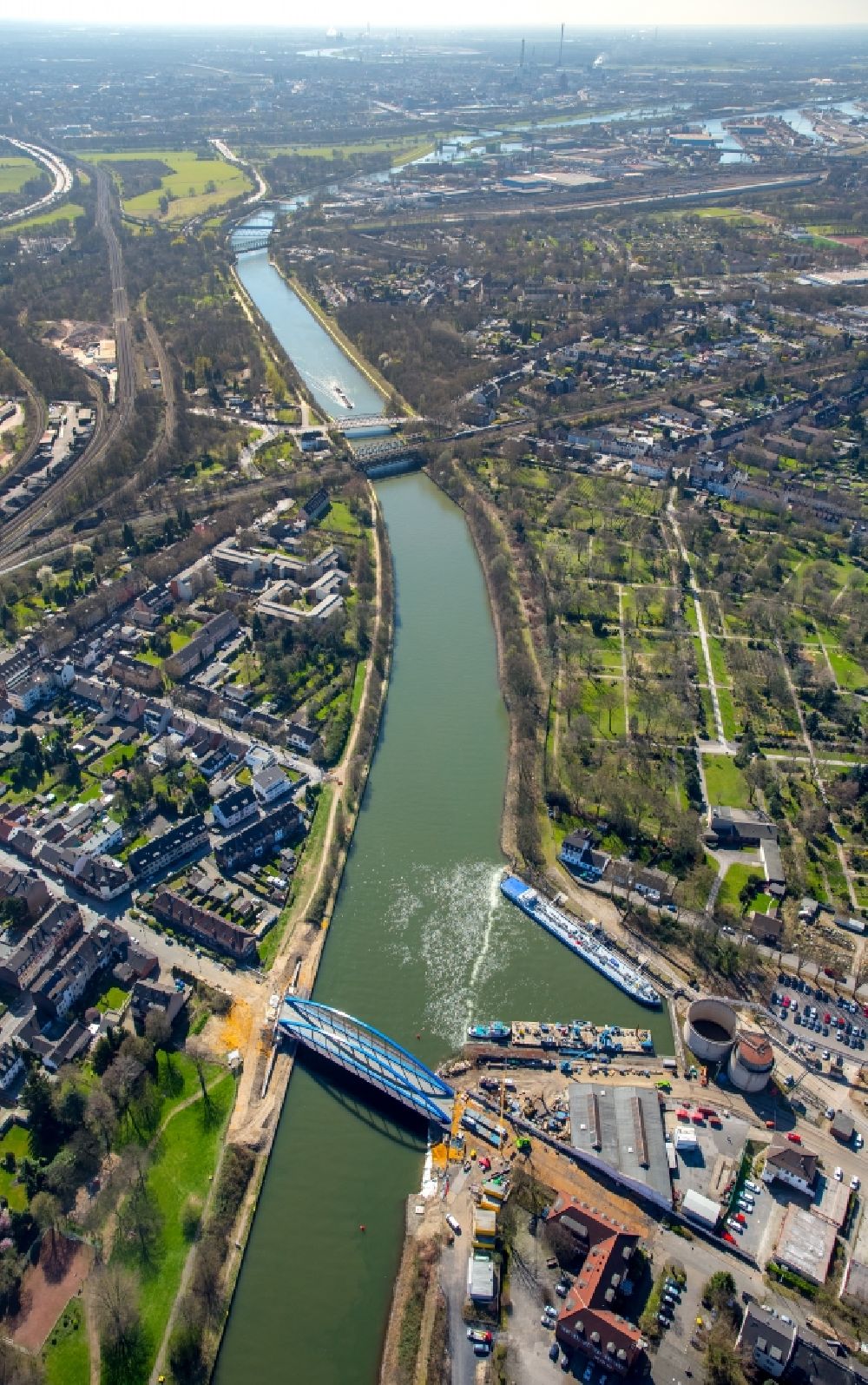 Luftbild Duisburg - Baustelle zum Neubau des Straßen- Brückenbauwerk an der Ruhr im Ortsteil Obermeiderich in Duisburg im Bundesland Nordrhein-Westfalen
