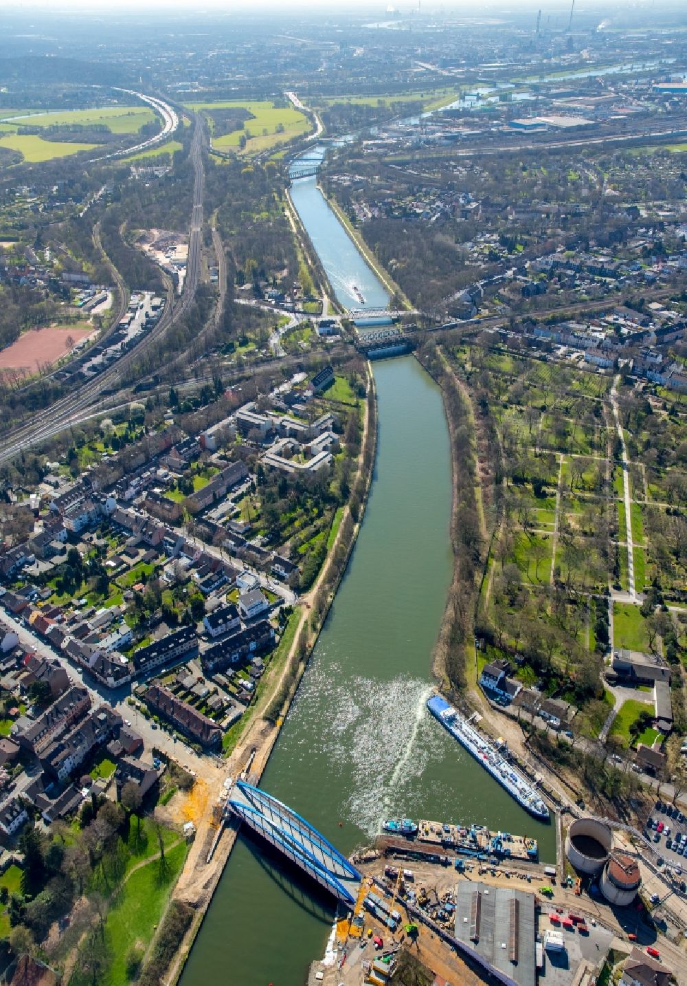 Luftaufnahme Duisburg - Baustelle zum Neubau des Straßen- Brückenbauwerk an der Ruhr im Ortsteil Obermeiderich in Duisburg im Bundesland Nordrhein-Westfalen