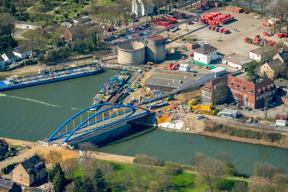 Luftbild Duisburg - Baustelle zum Neubau des Straßen- Brückenbauwerk an der Ruhr im Ortsteil Obermeiderich in Duisburg im Bundesland Nordrhein-Westfalen