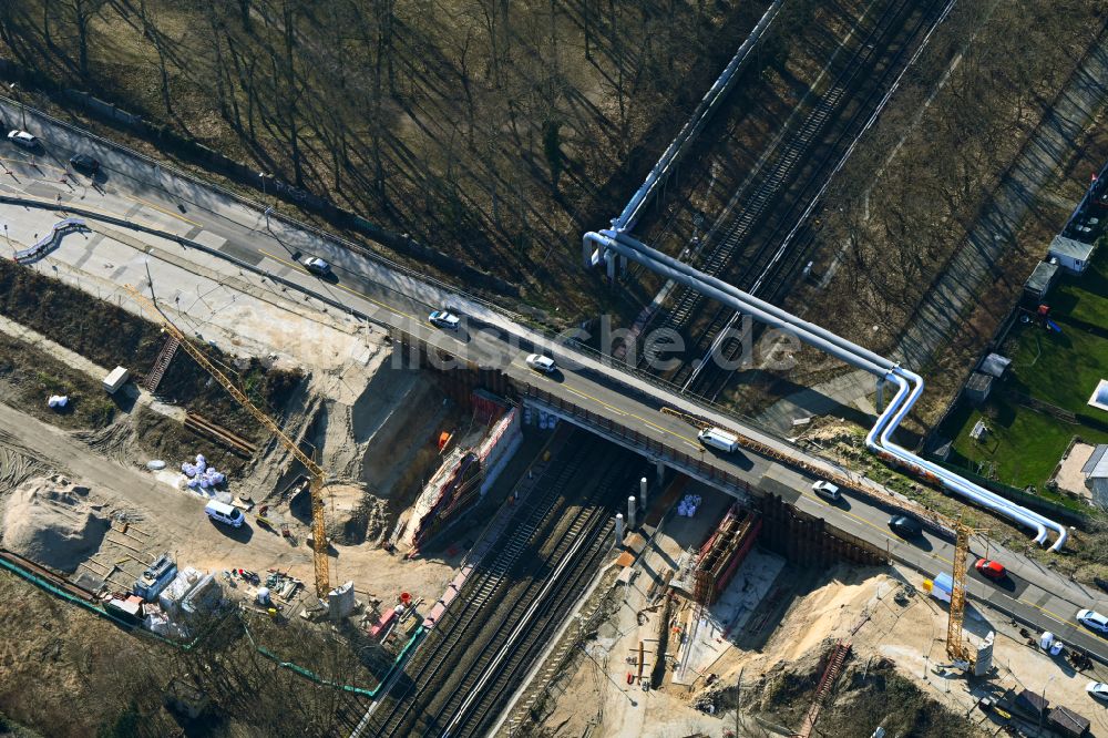 Berlin aus der Vogelperspektive: Baustelle zum Neubau des Straßen- Brückenbauwerk Südliche Blumberger Damm Brücke in Berlin, Deutschland