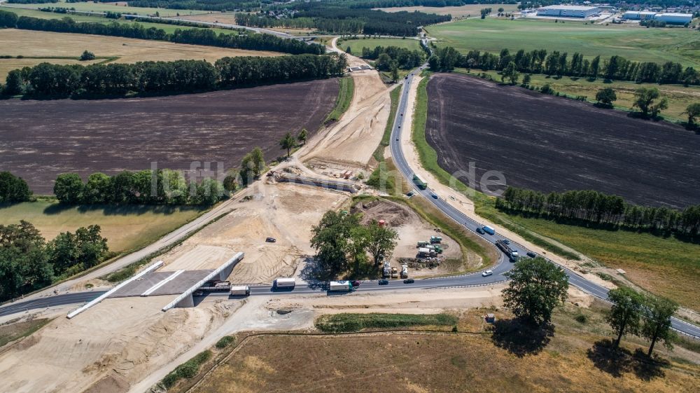 Luftaufnahme Trebbin - Baustelle zum Neubau des Straßen- Brückenbauwerk B101 in Trebbin im Bundesland Brandenburg, Deutschland