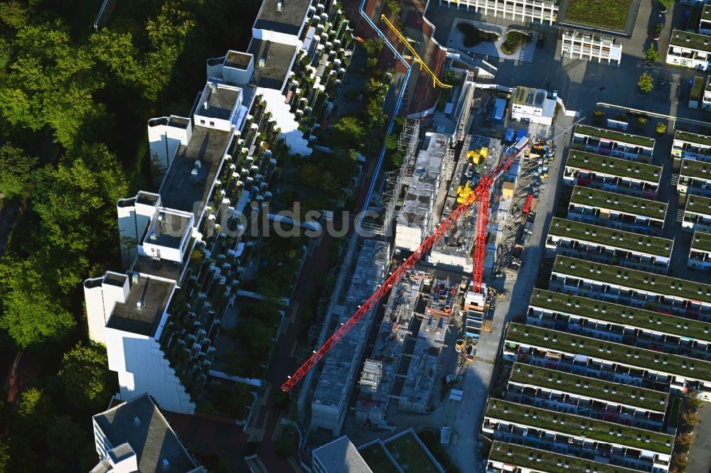 Luftaufnahme München - Baustelle zum Neubau eines Studenten- Wohnheim - Gebäude im Olympiadorf in München im Bundesland Bayern, Deutschland