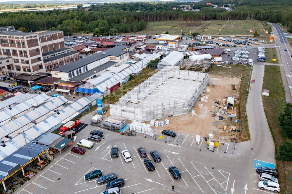 Niederwutzen von oben - Baustelle zum Neubau eines Supermarkts in Niederwutzen in Woiwodschaft Westpommern, Polen